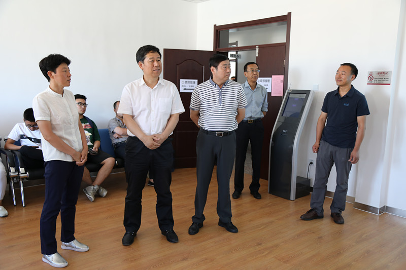 公主岭市副市长孙淑芹,教育局长王玉江等陪同调研